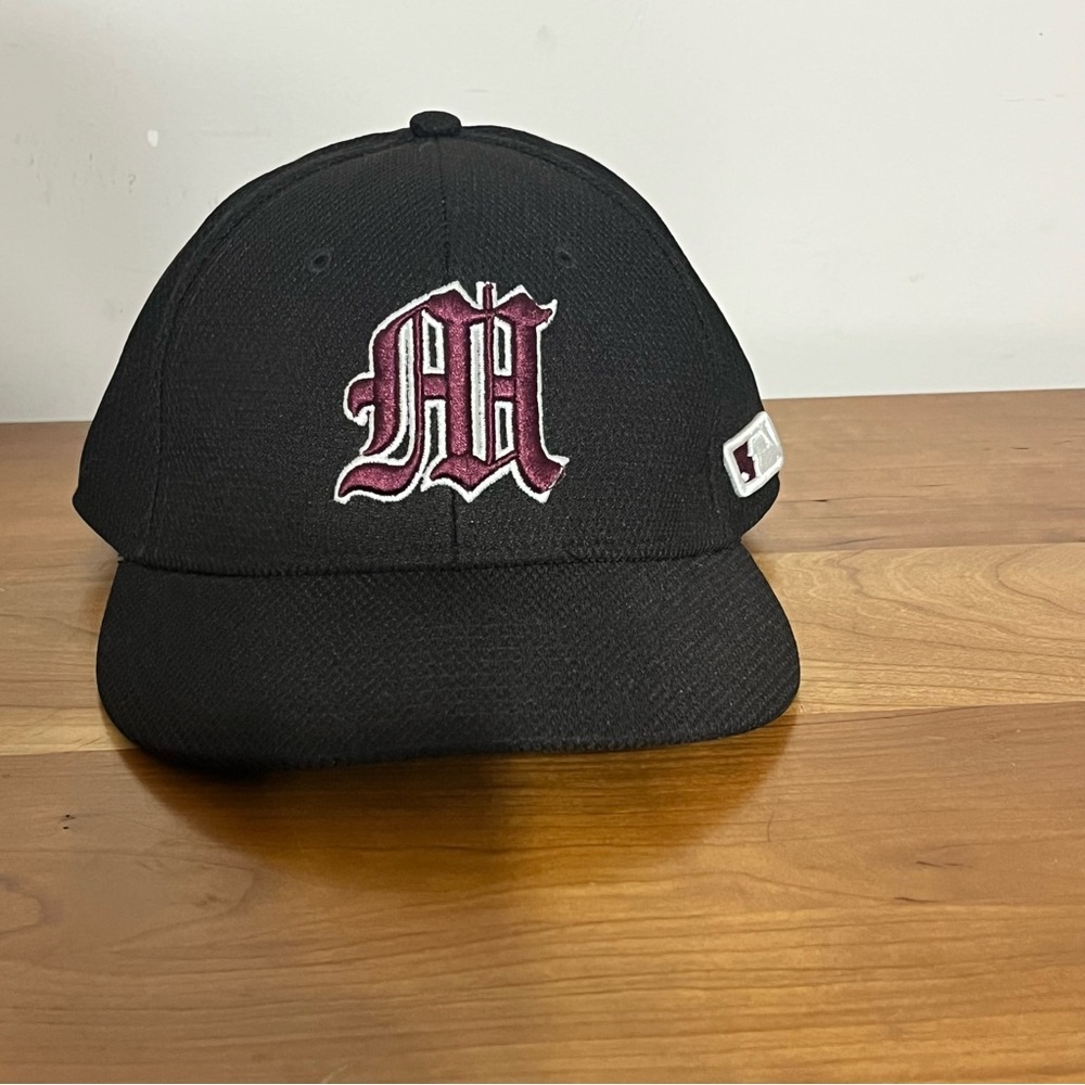MLB Elite Series Fitted Hat Size Medium / Large‎ M Maroons Logo Embroidered
